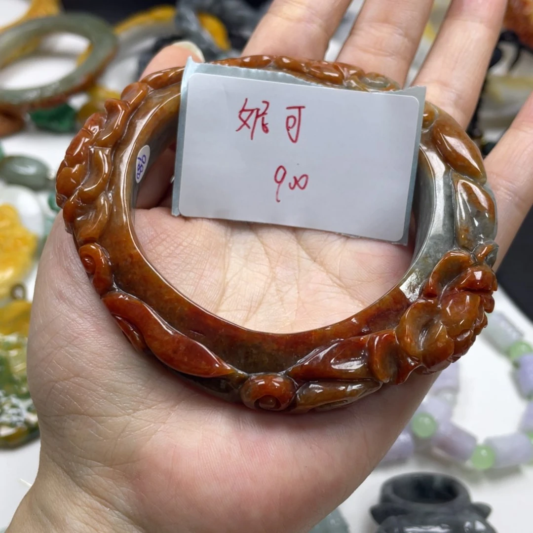 妮***基翡翠未镶嵌颈饰牌子