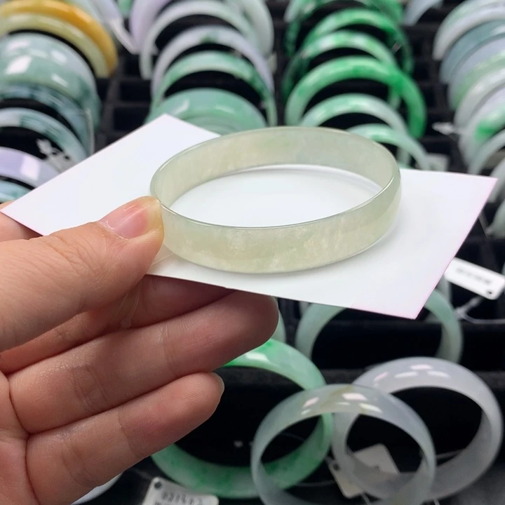 翡翠手镯未镶嵌翡翠