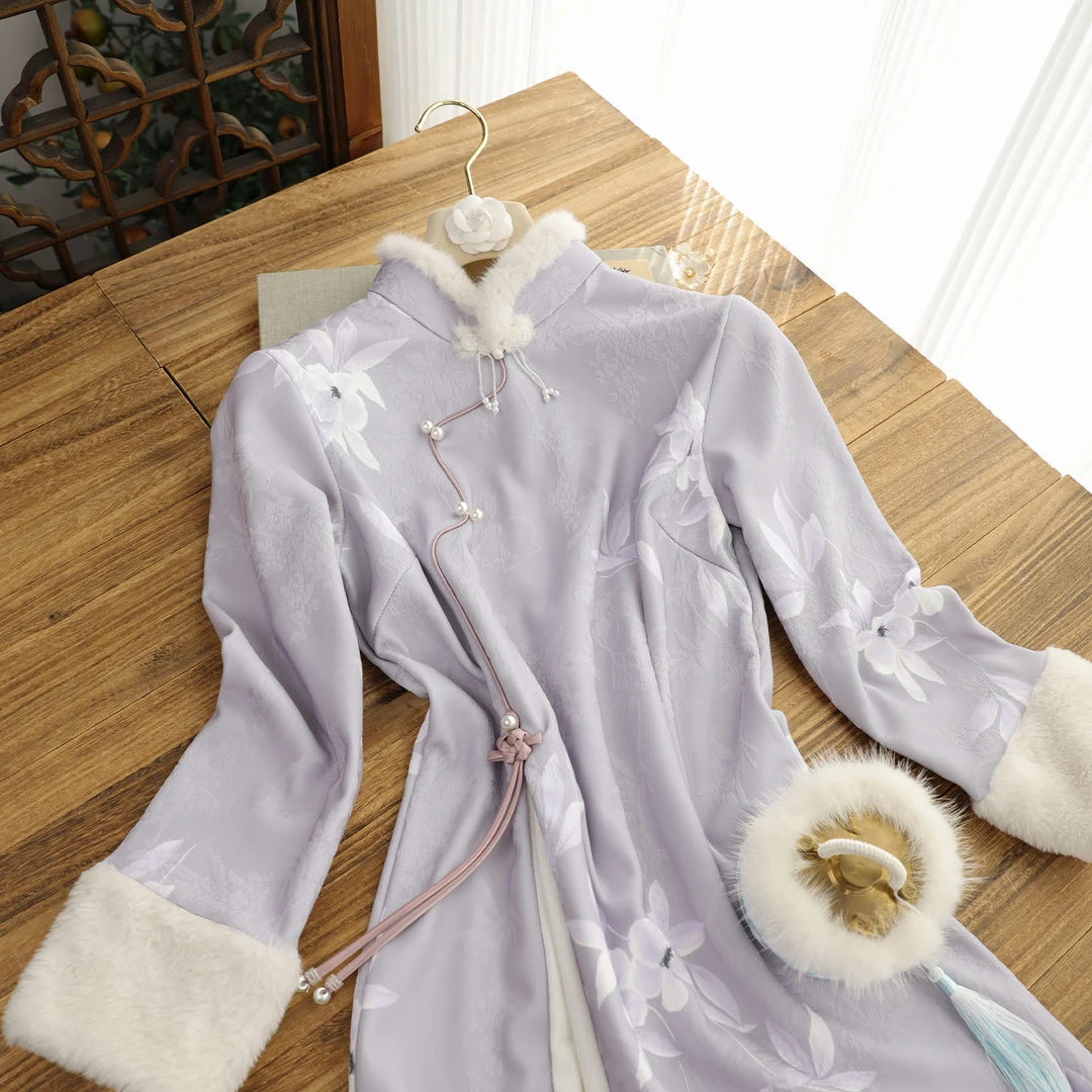 俏娘鱼蓝色优雅毛绒领不开叉旗袍女2025冬季新款保暖新中式连衣裙