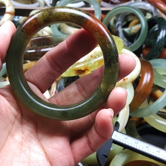 蛇纹石玉手镯未镶嵌向*葵