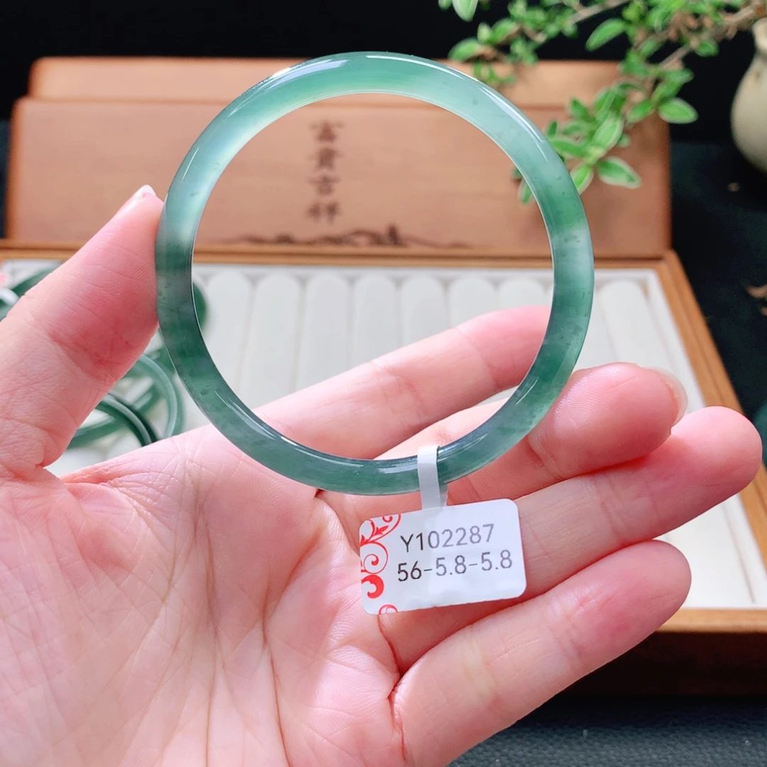 翡翠未镶嵌手镯（圆镯）