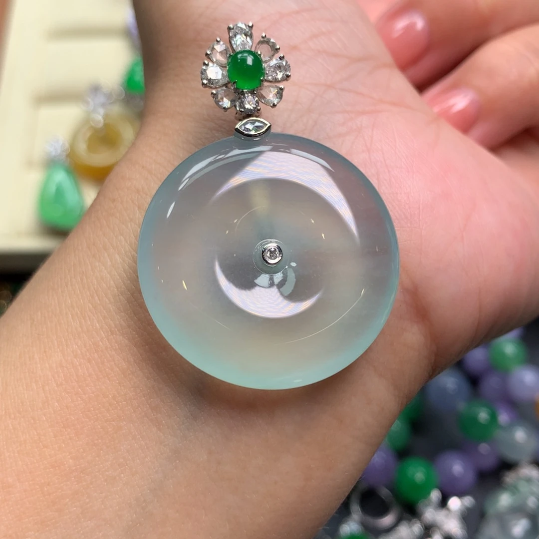 颈饰18K金镶嵌翡翠高冰晴蓝平安扣