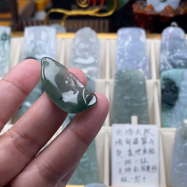 翡翠未镶嵌颈饰玉