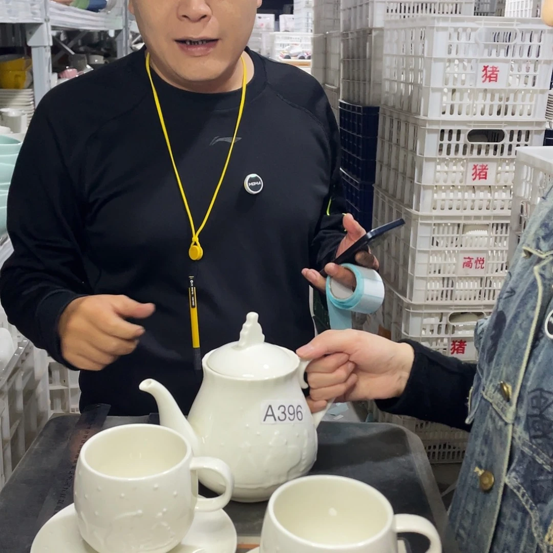 瓷片396               1壶4杯4碟有色差