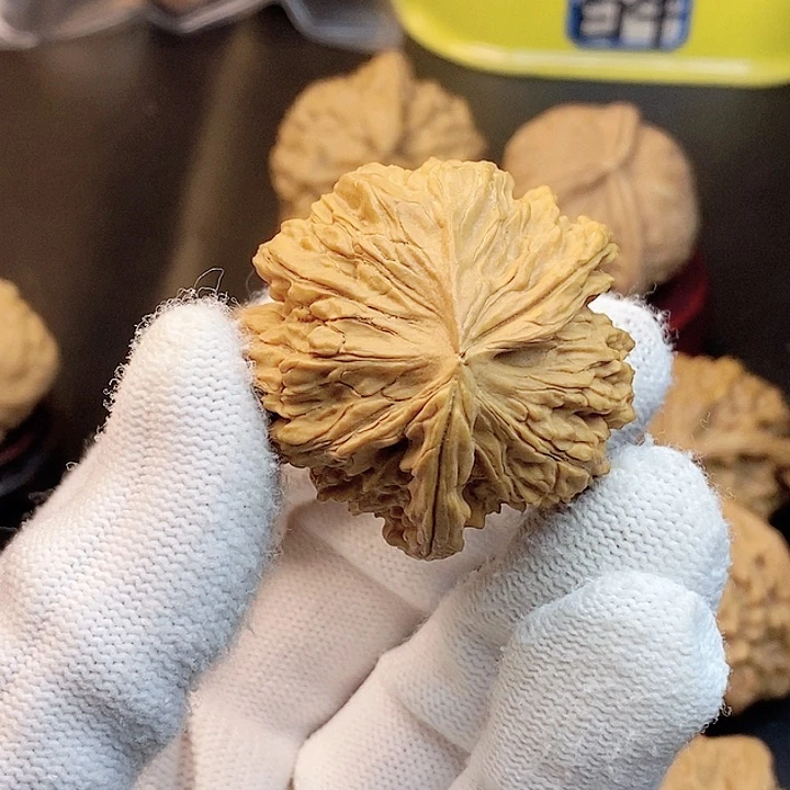 挪***林文玩核桃吊坠磕碰瑕疵不退不换