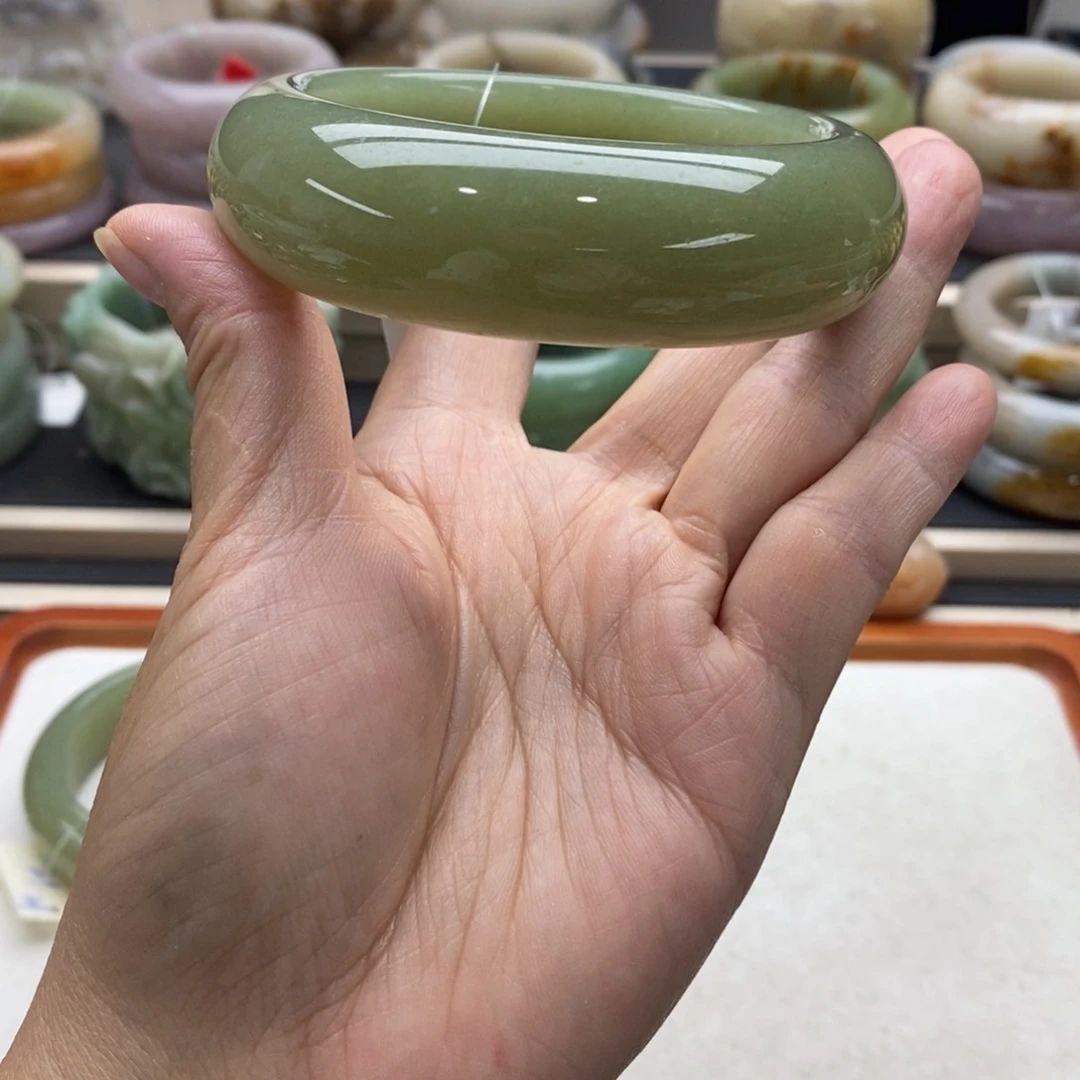 未镶嵌手镯石英质玉释*