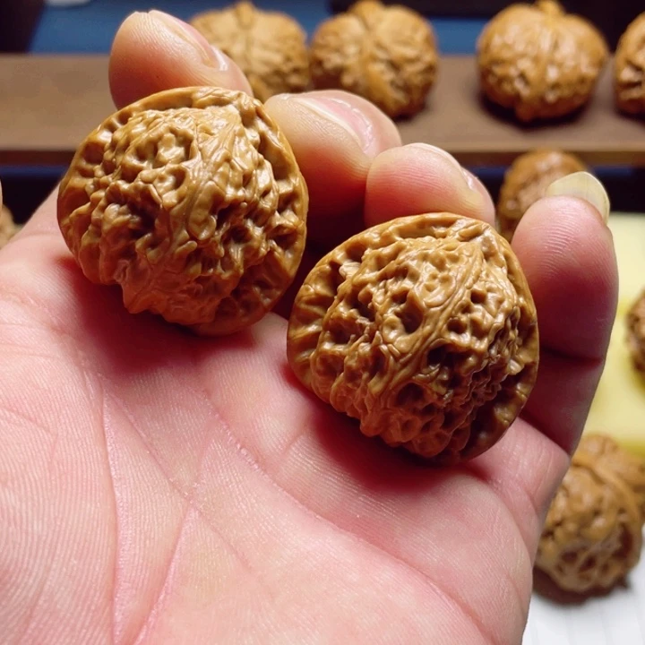 文玩核桃把件三角白