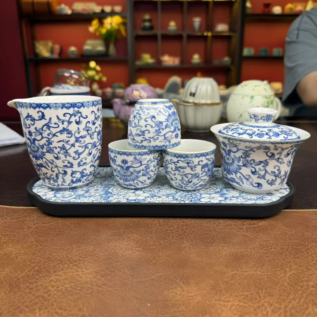 青花缠枝莲盖碗三杯带公道杯带盘无礼盒