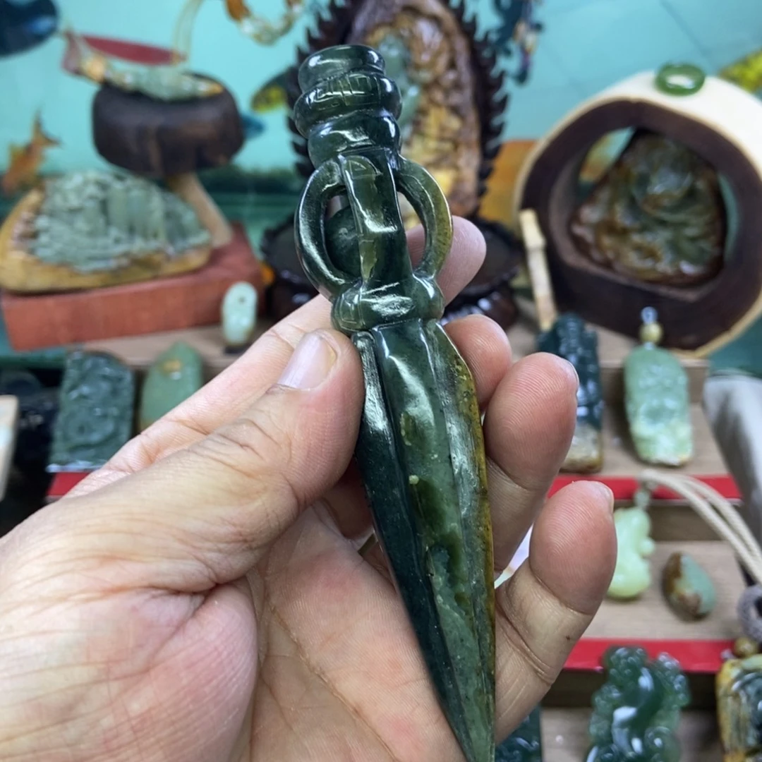 是***了岫岩河磨玉（透闪石质玉）未镶嵌把件