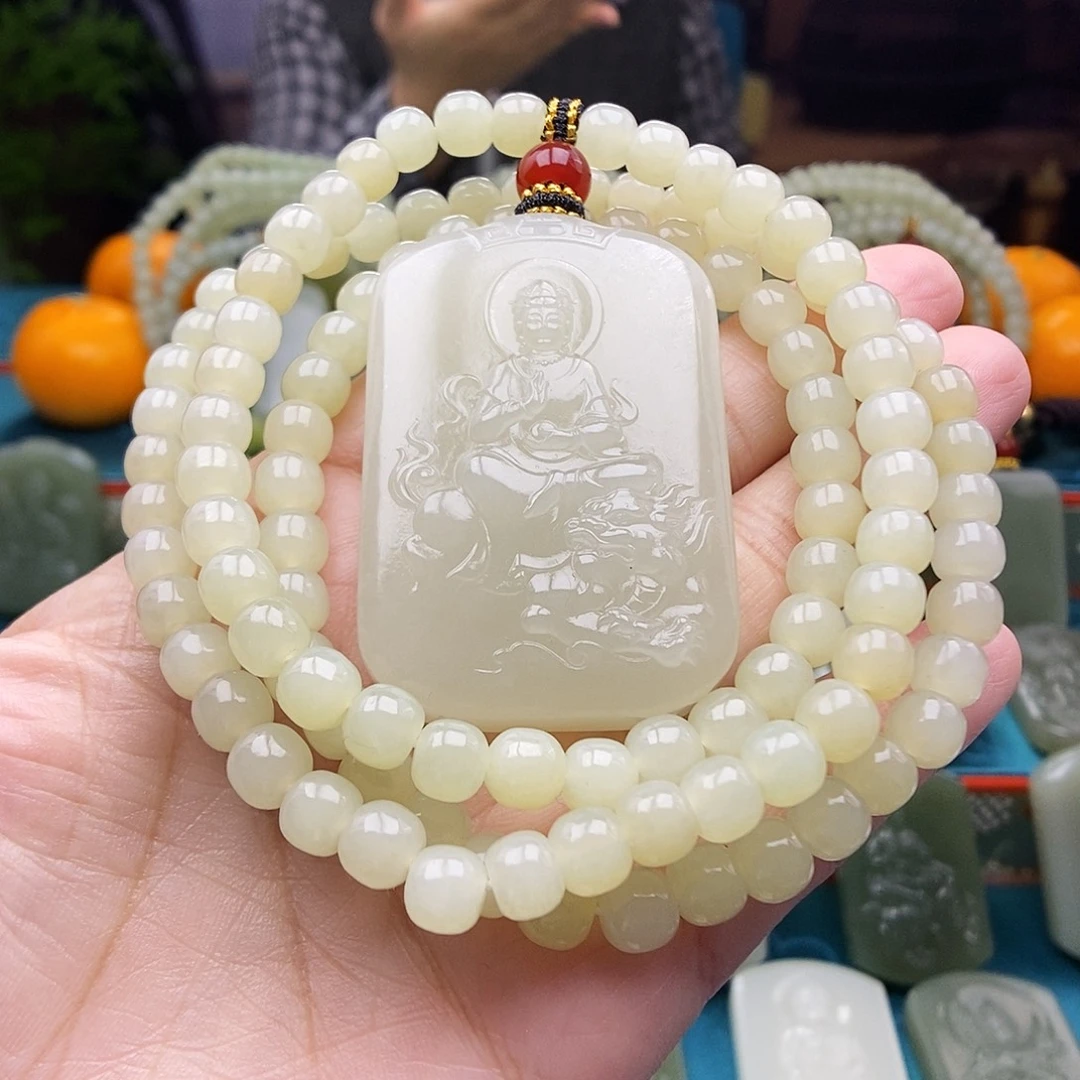 和田玉未镶嵌颈饰属兔佩戴