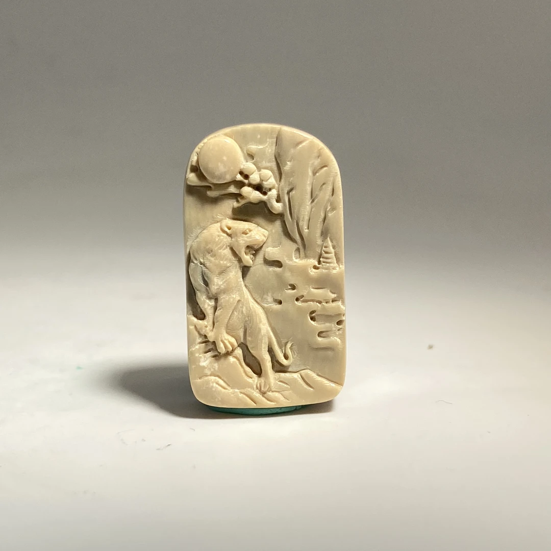 猛犸牙雕白冰料虎牌吊坠30*17*9mm假一罚四X1324