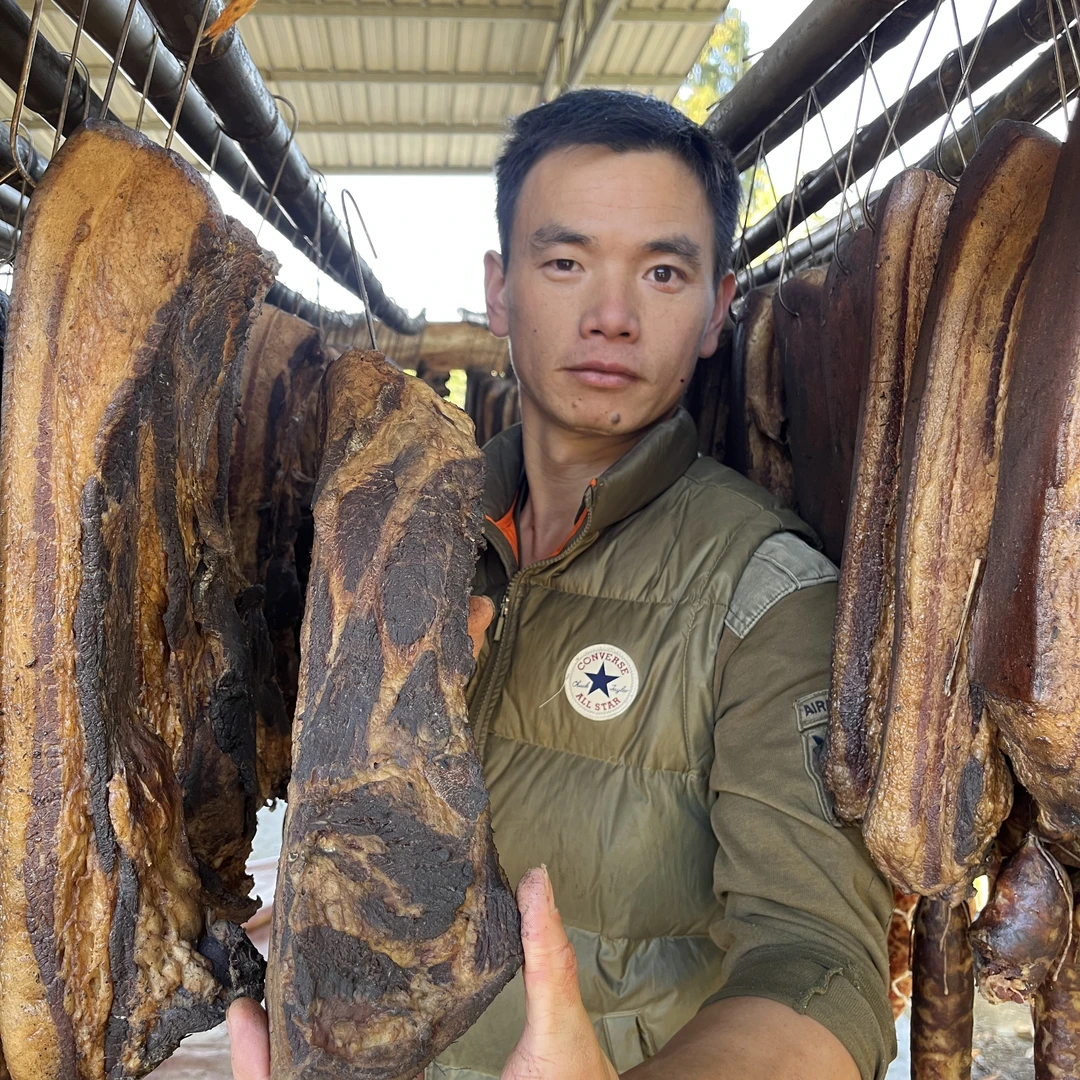 跑山猪土猪肉吃熟食放养山野农夫大叔家的猪腊肉