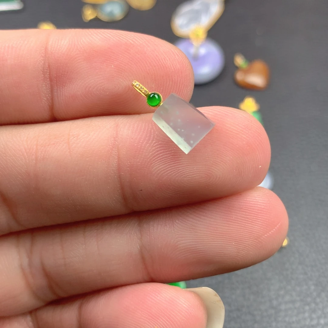 【闪购商品】颈饰18K金镶嵌翡翠翡翠