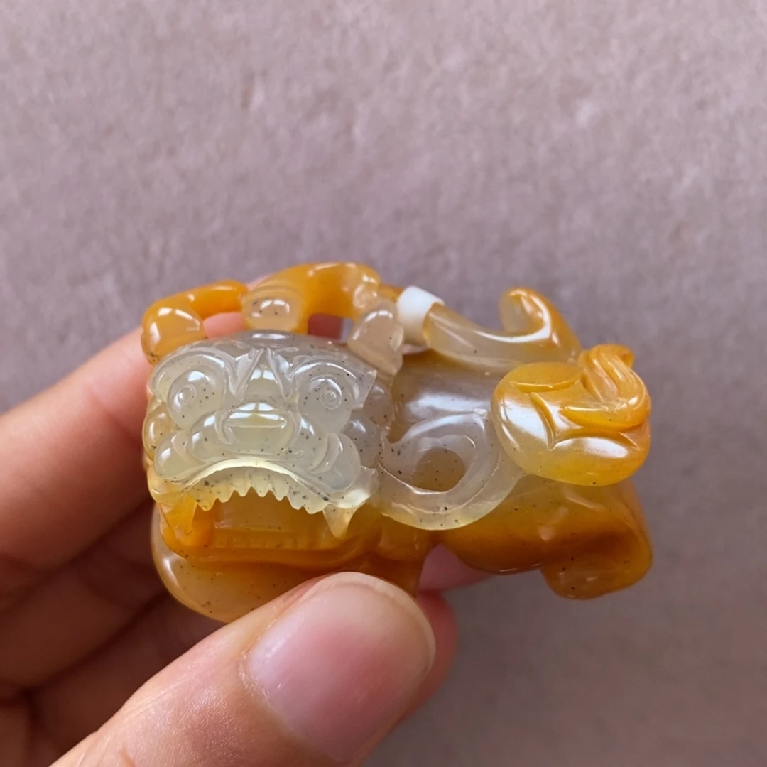 未镶嵌石英质玉（黄龙玉）颈饰