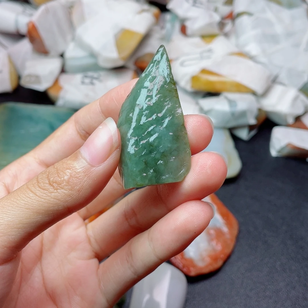 江***疆翡翠未镶嵌颈饰翡翠