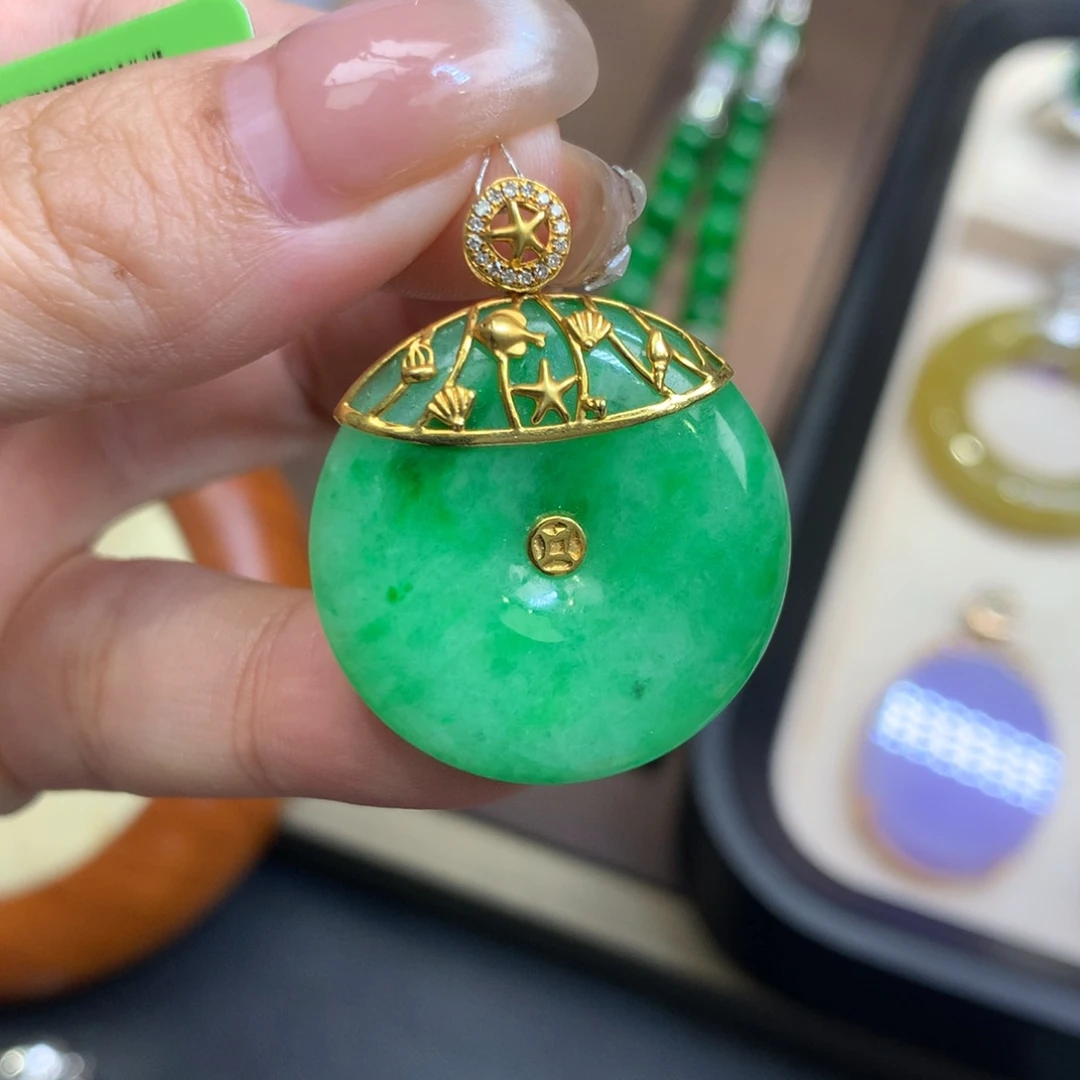 翡翠18K金镶嵌颈饰