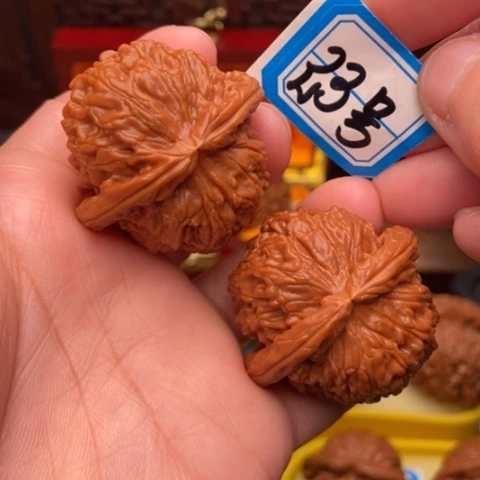 文玩核桃吊坠白狮子41