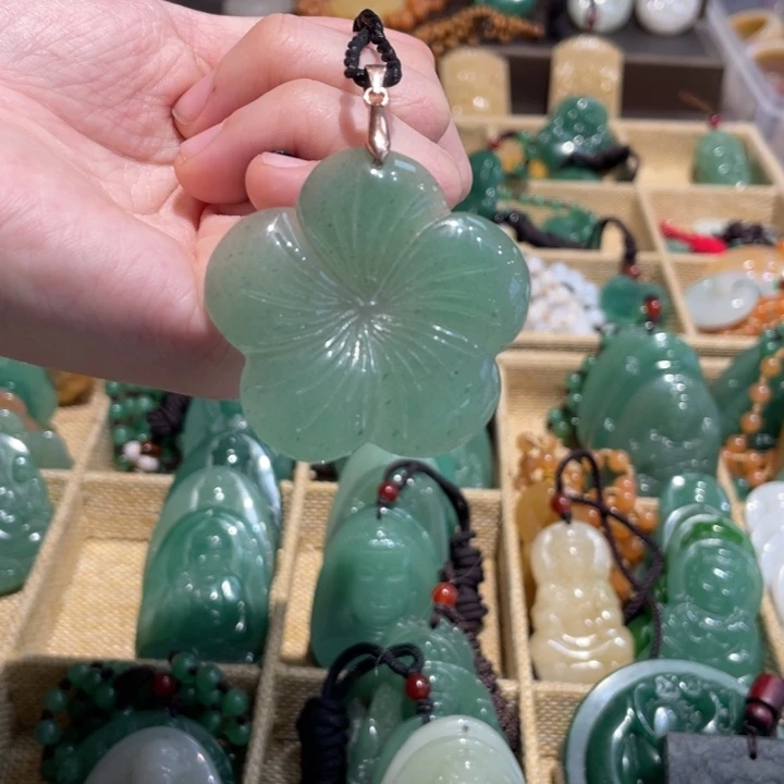 石英质玉未镶嵌颈饰