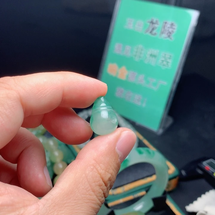 石英质玉未镶嵌颈饰