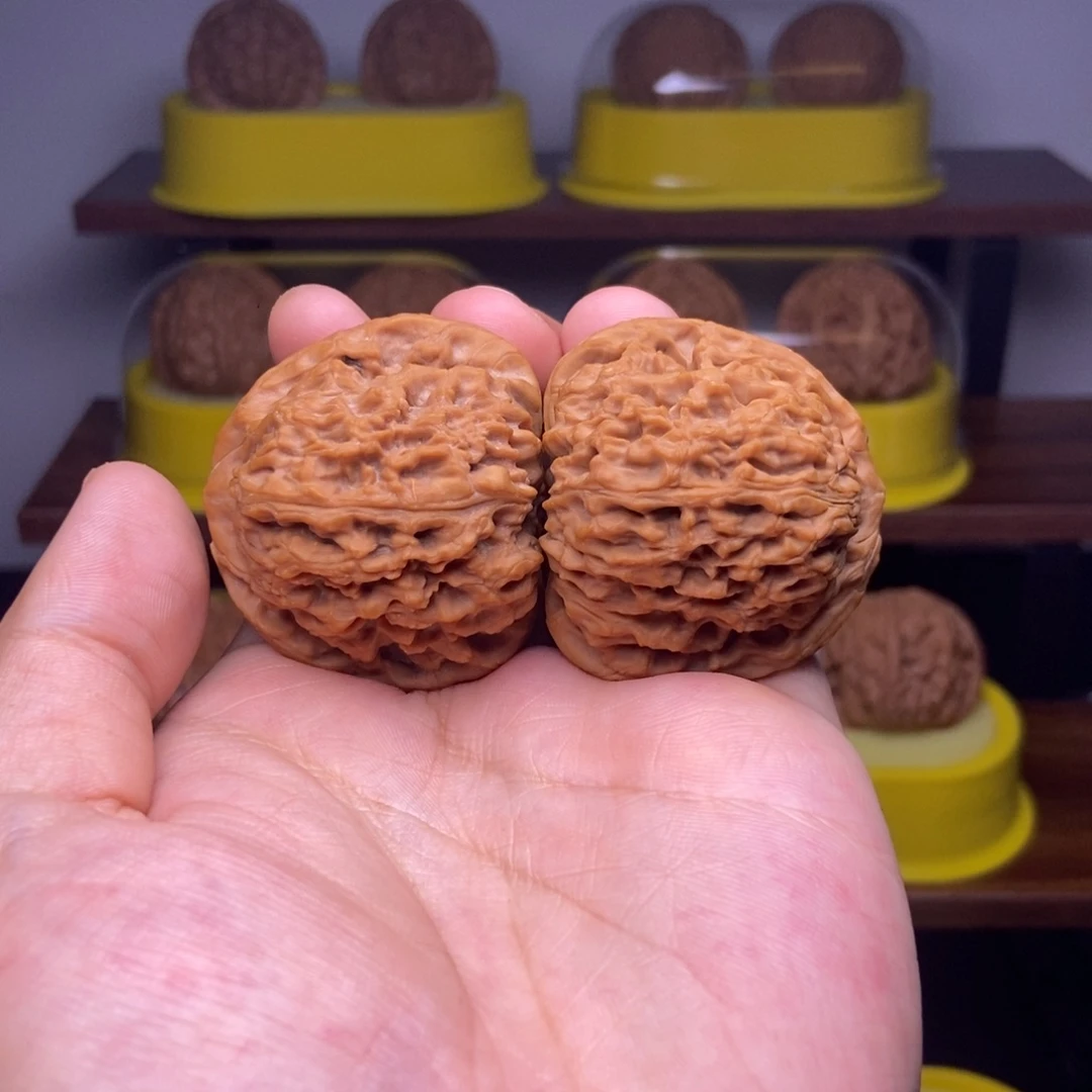 吊坠文玩核桃全品42尺南疆红皮山地展台