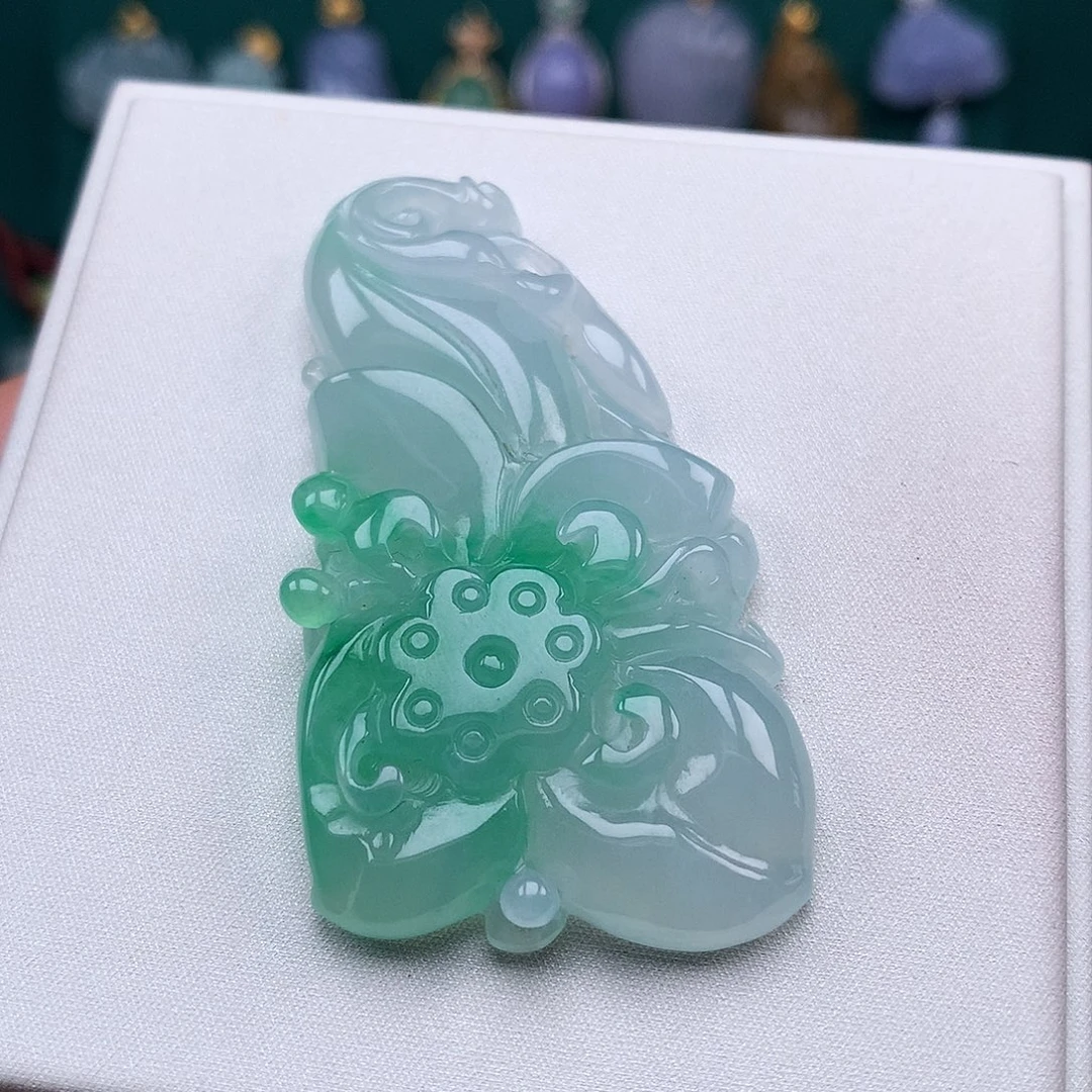 翡翠未镶嵌颈饰荷花