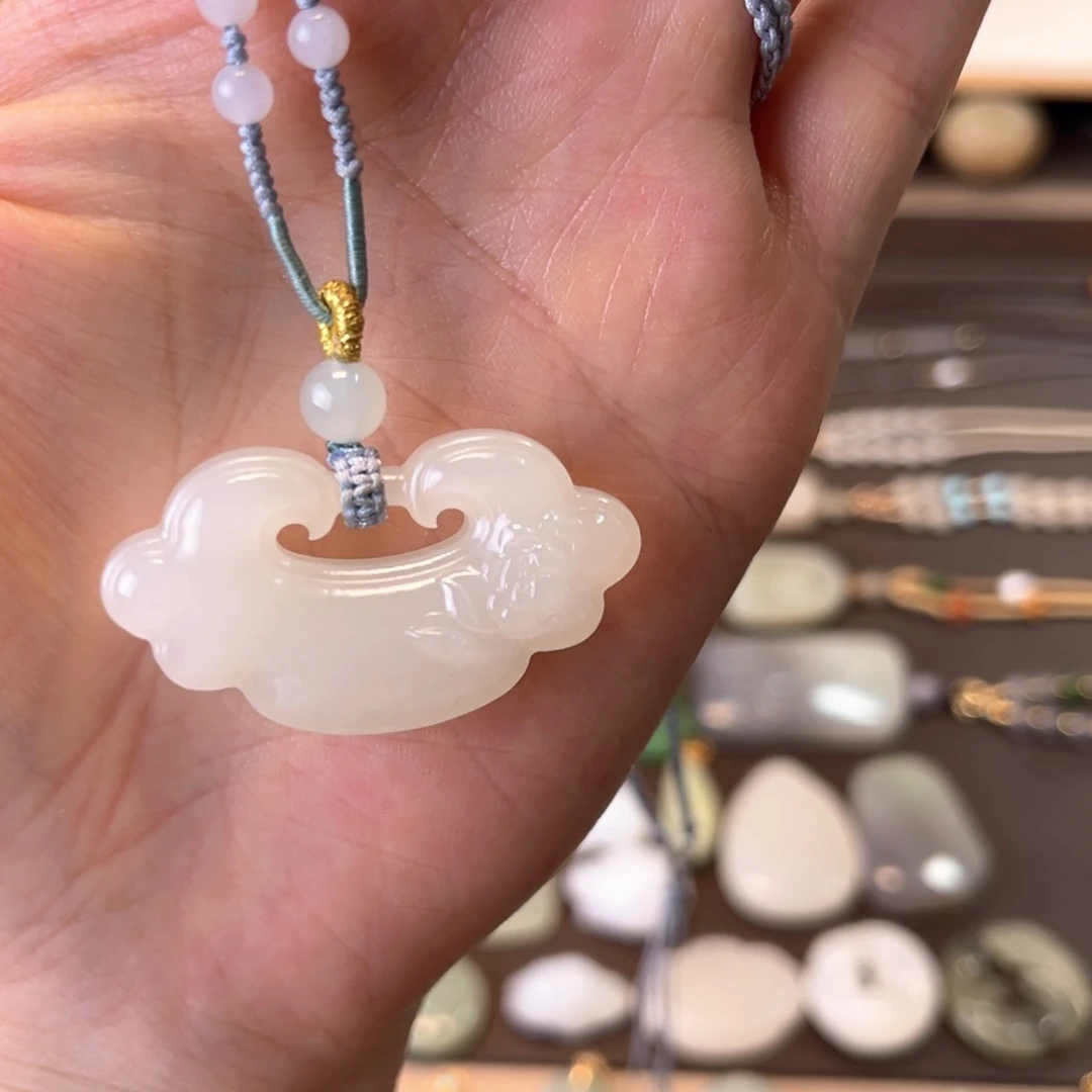 和田玉未镶嵌颈饰如意锁