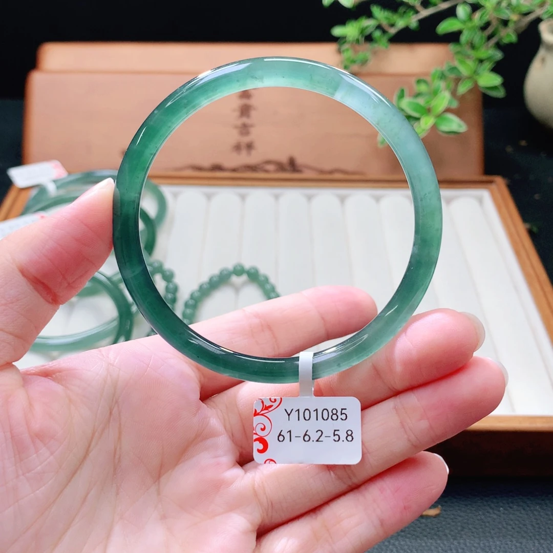 未镶嵌手镯（圆镯）翡翠