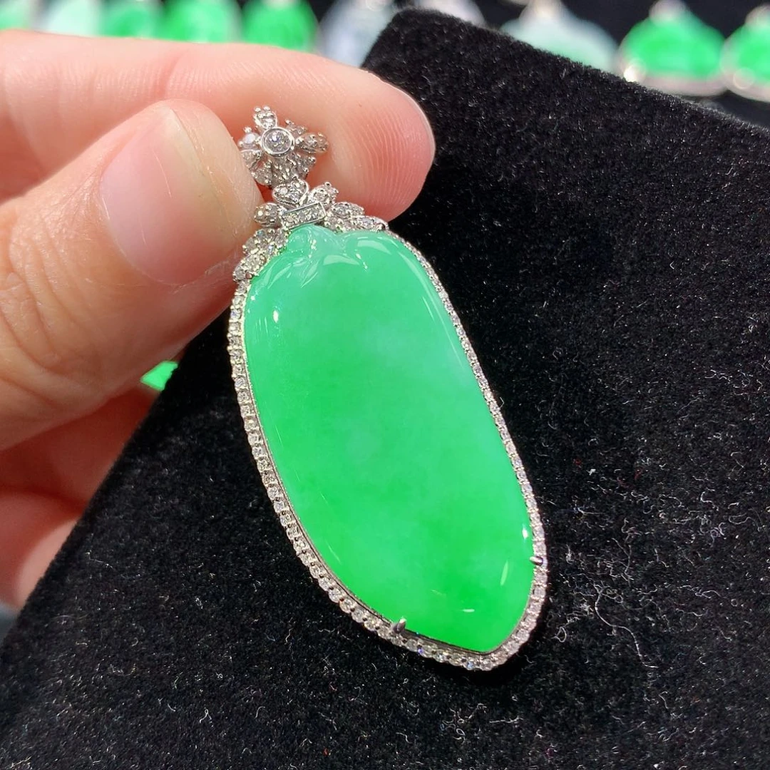 翡翠18K金镶嵌颈饰