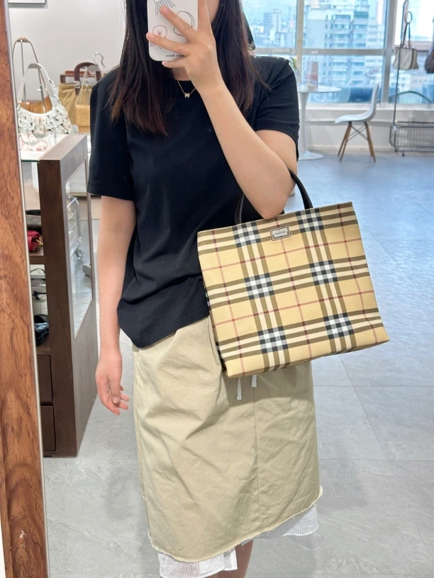 95新 BURBERRY/博柏利 格纹琴谱托特手提包
