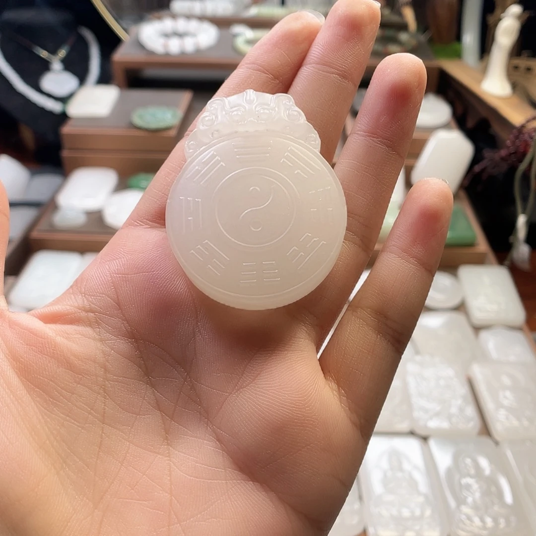 追***人颈饰未镶嵌石英质玉（金丝玉）