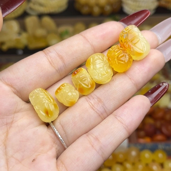 蜜蜡未镶嵌珠宝奇石鸡油黄满蜡妖花俏色貔貅一个