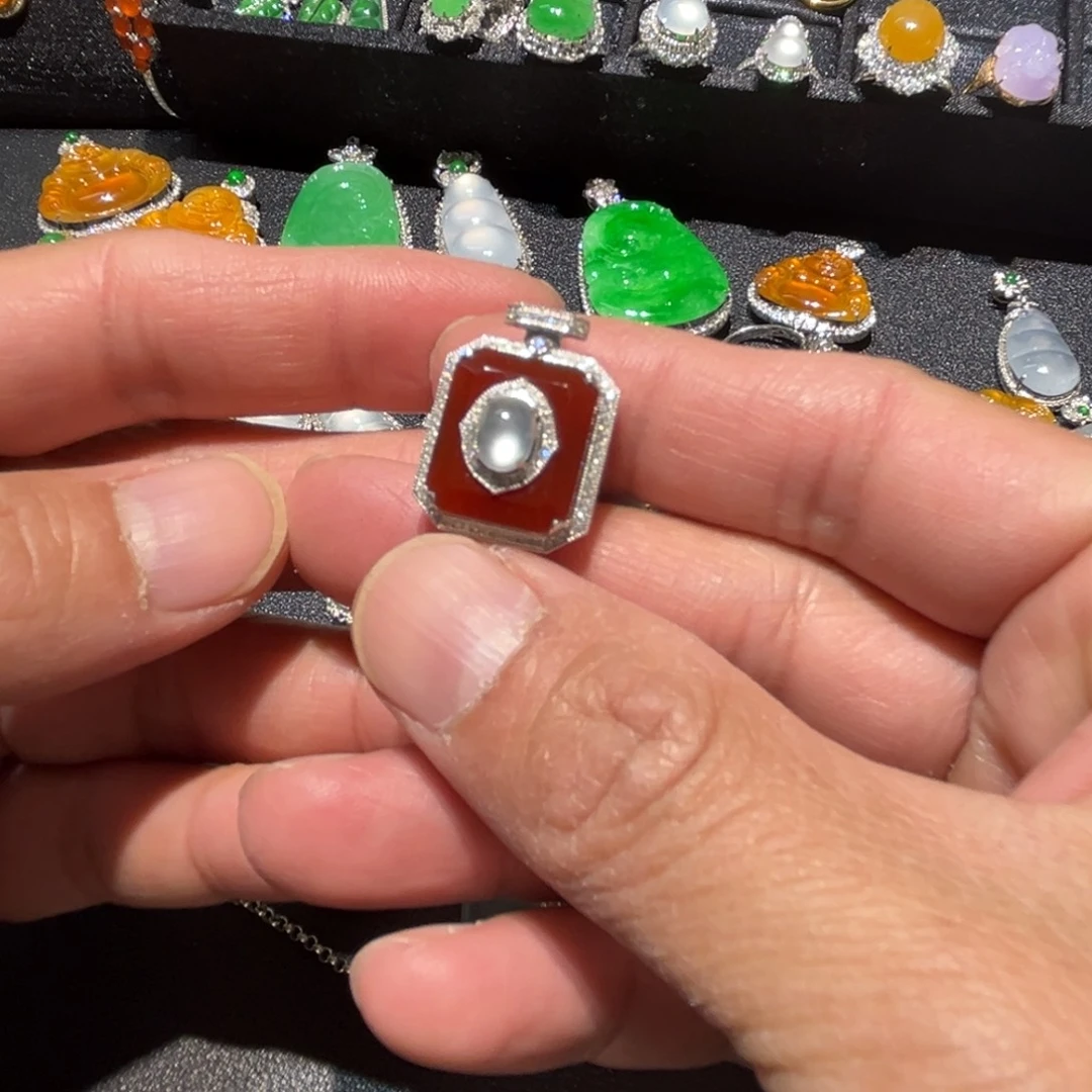 翡翠18K金镶嵌颈饰缅甸翡翠