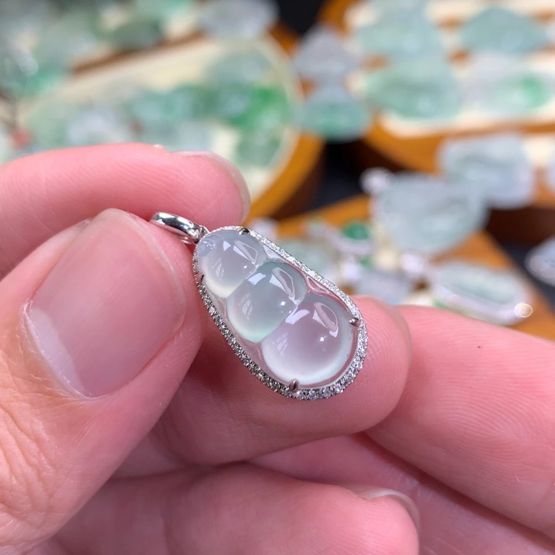 翡翠颈饰18K金镶嵌福豆