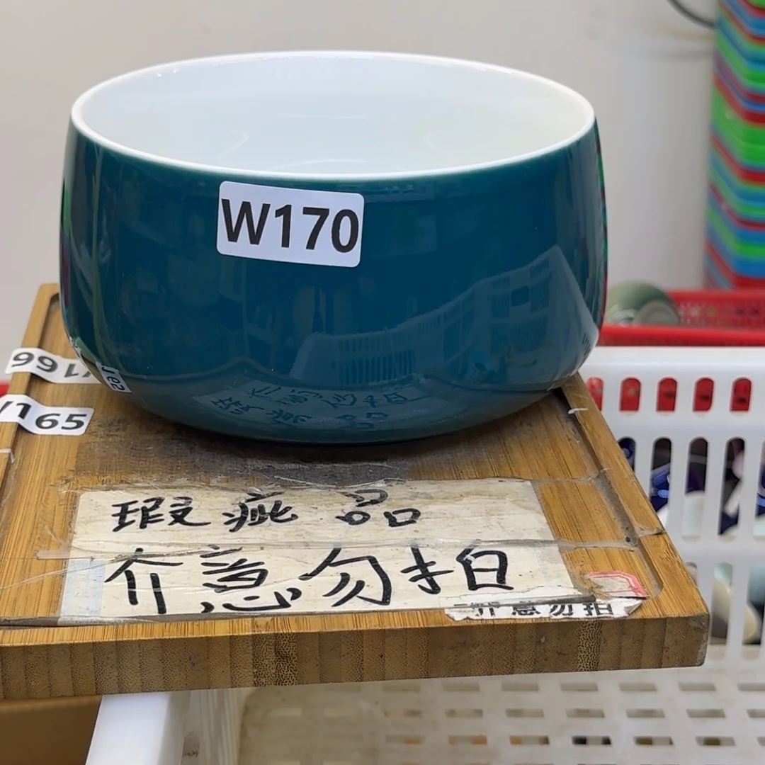 略有微瑕疵介意勿拍陶瓷器皿K略有微瑕疵，无缺口