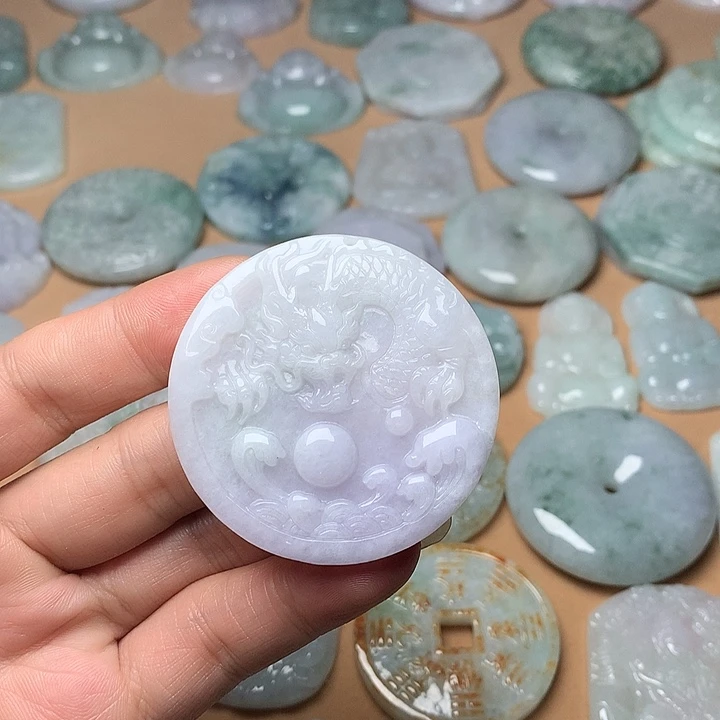 翡翠未镶嵌颈饰龙牌