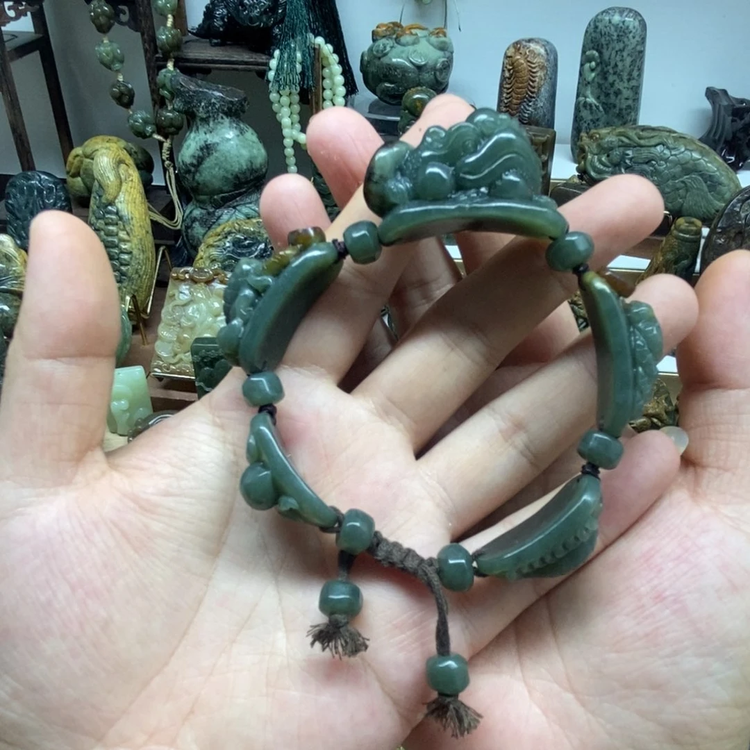 未镶嵌岫岩河磨玉（透闪石质玉）把件