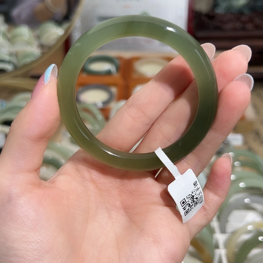 莎***未镶嵌手镯和田玉 52