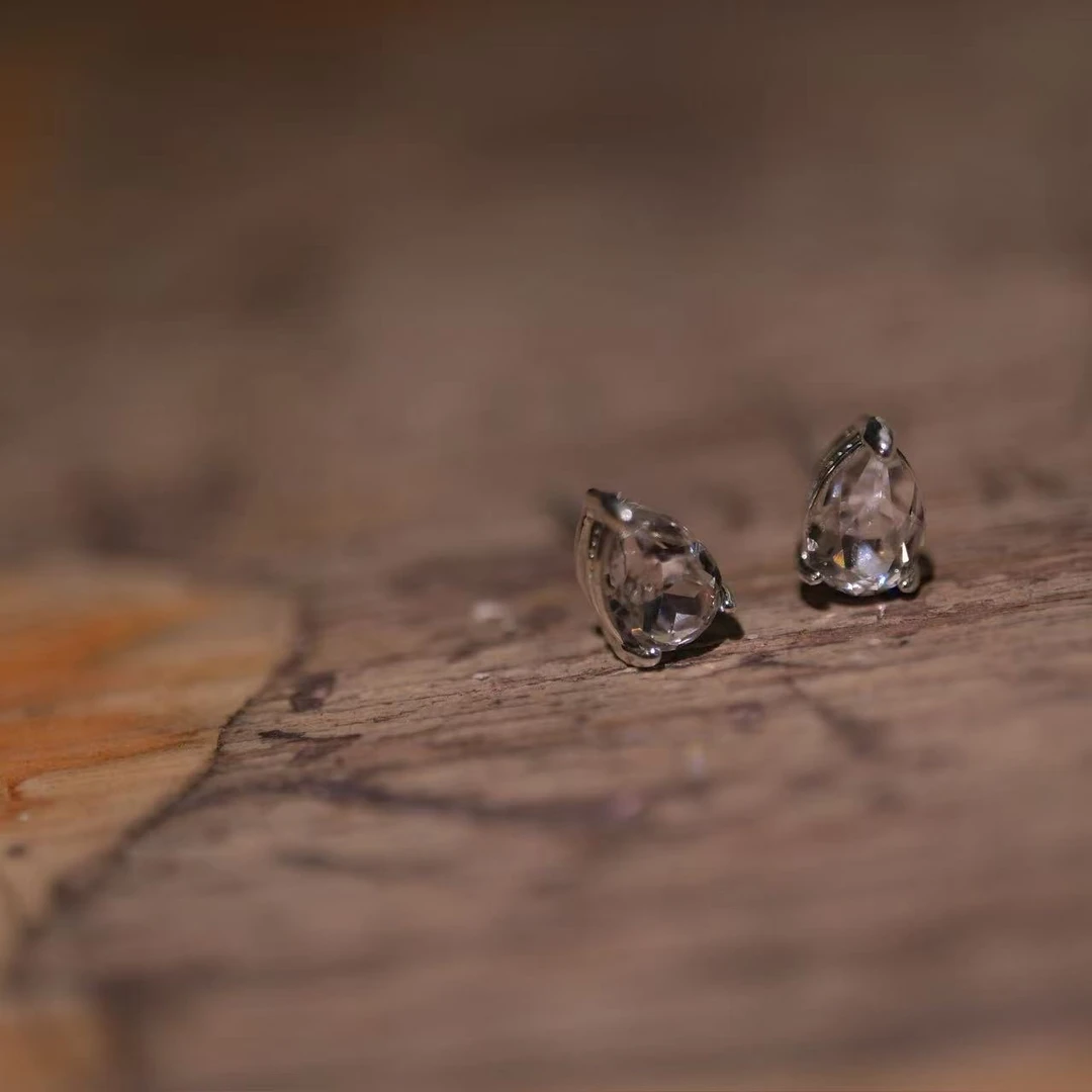 铜合金耳饰 Crystaly【小水滴 施华洛耳钉】小小白色通勤耳钉百搭