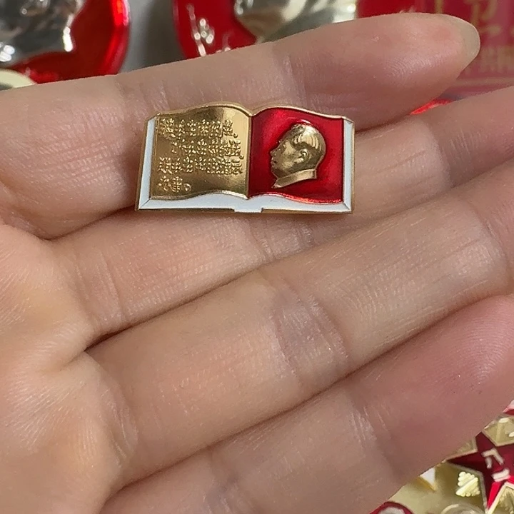 沐***霖铝合金双层款翻书造型爷爷像章一枚