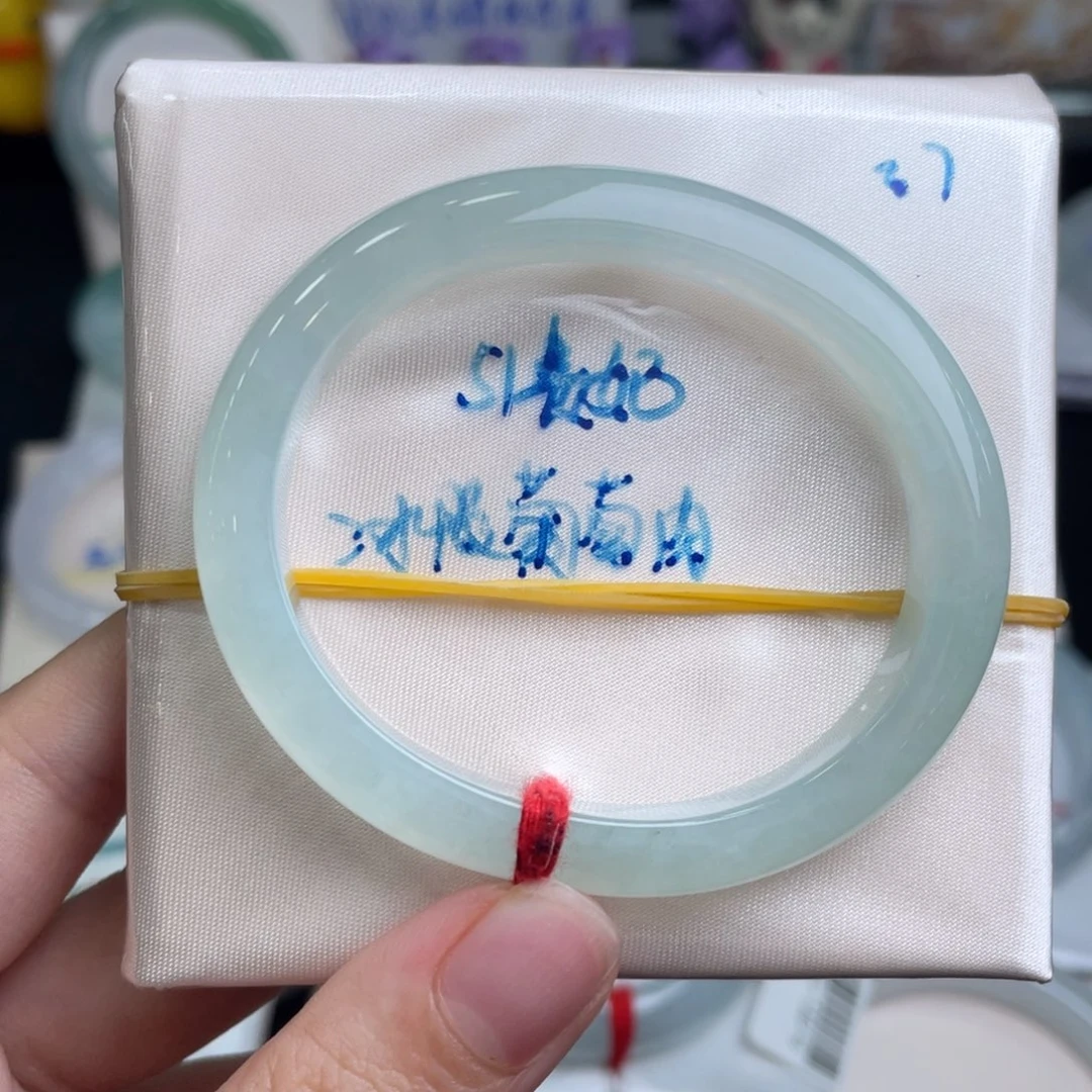 翡翠手镯未镶嵌翡翠
