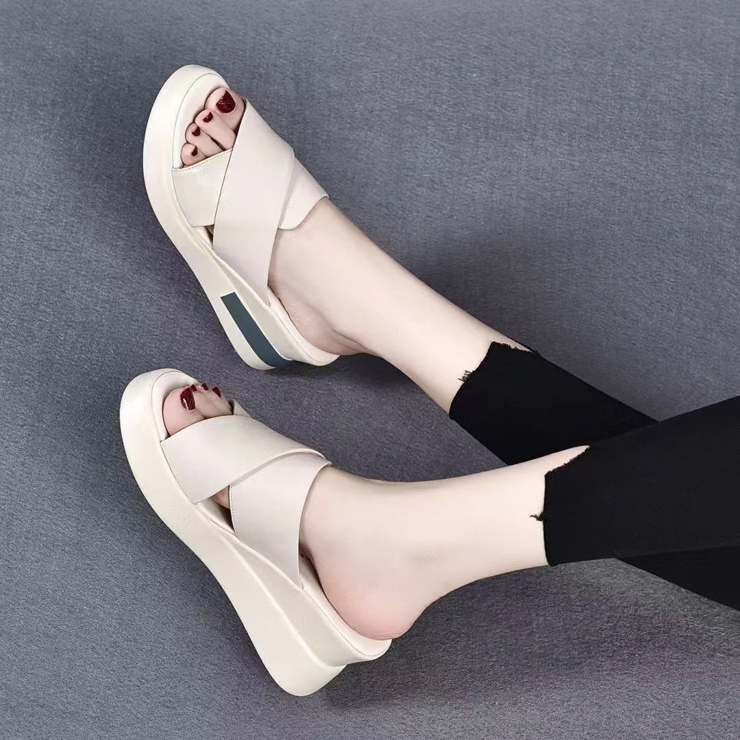 2025厚底软底妈妈拖鞋夏季新款时尚百搭外穿防水台坡跟凉鞋