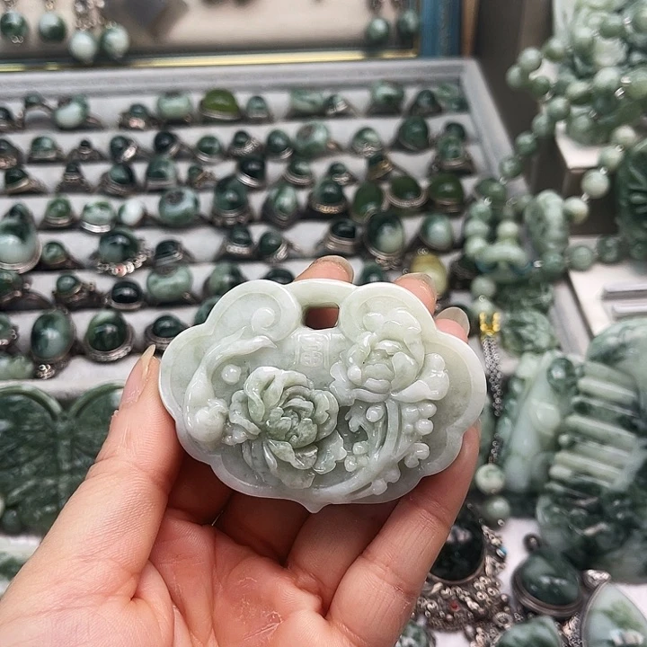 透闪石-蛇纹石玉颈饰未镶嵌