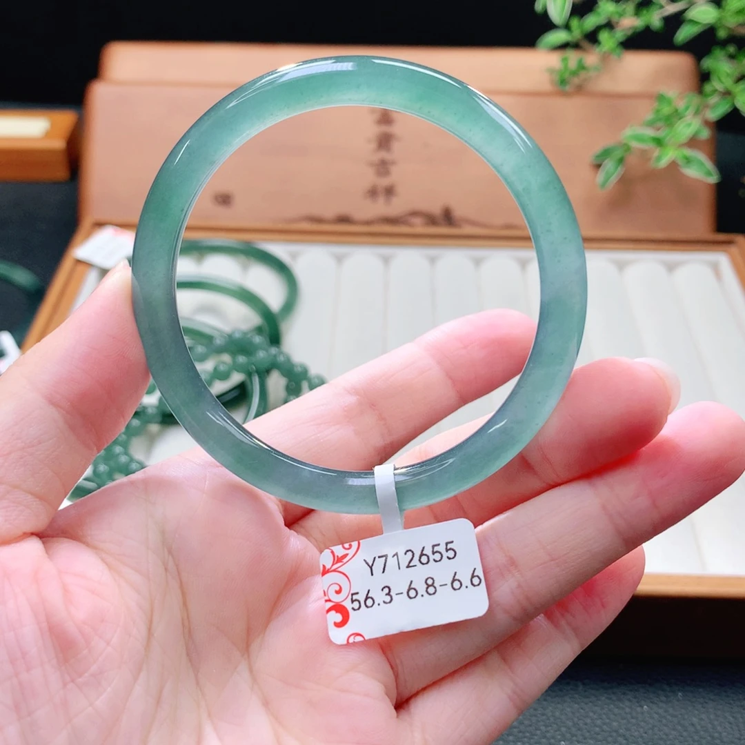 翡翠未镶嵌手镯（圆镯）