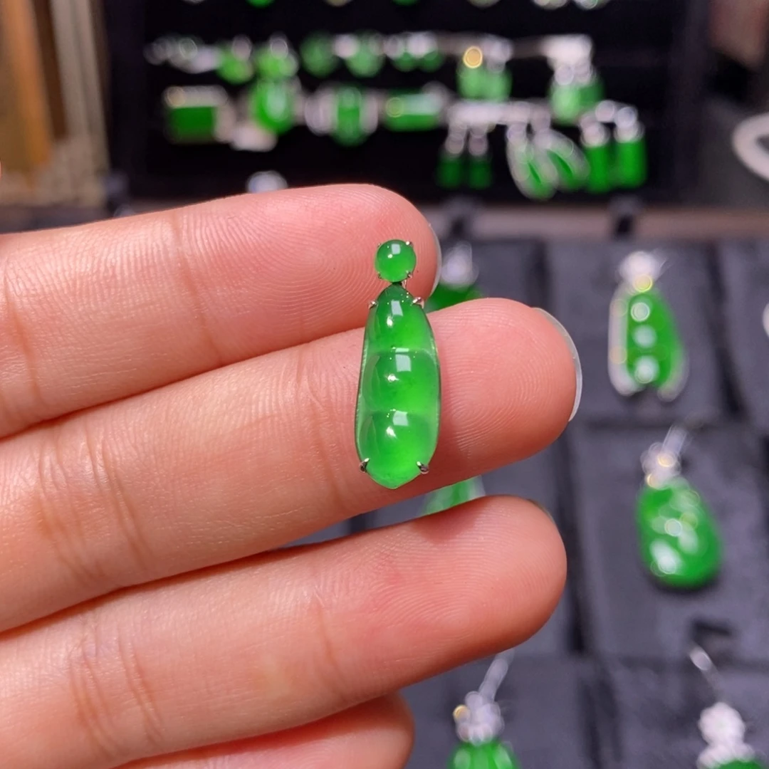 颈饰18K金镶嵌翡翠天然翡翠