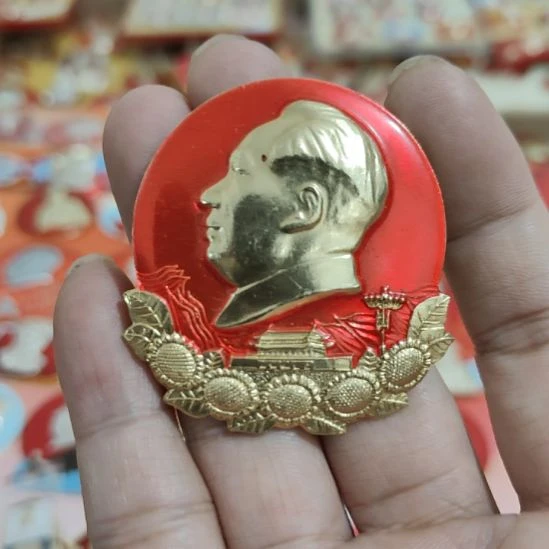 凡***得其他普通金属圆形红色人物像章