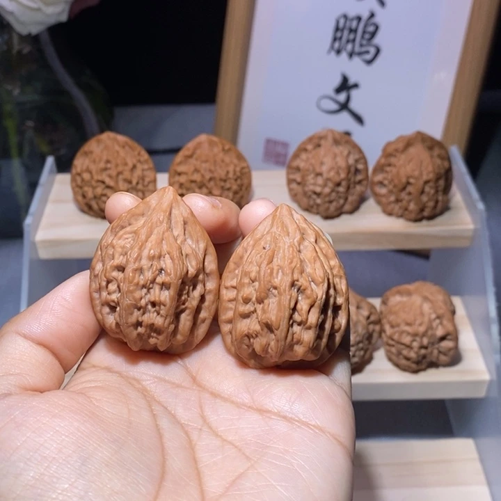 文玩核桃吊坠天眼鸡心