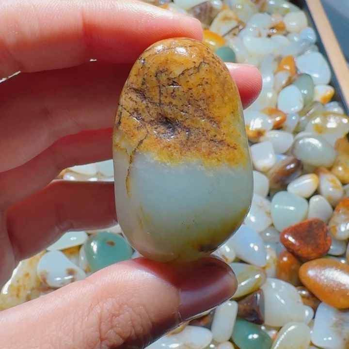 和田玉（糖玉）未镶嵌颈饰35克