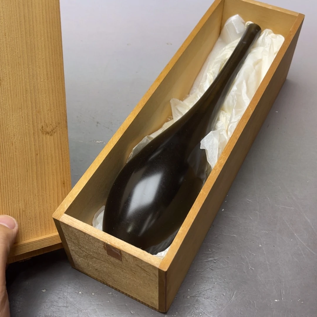 旧***堂瓷片密密麻麻地铺满一