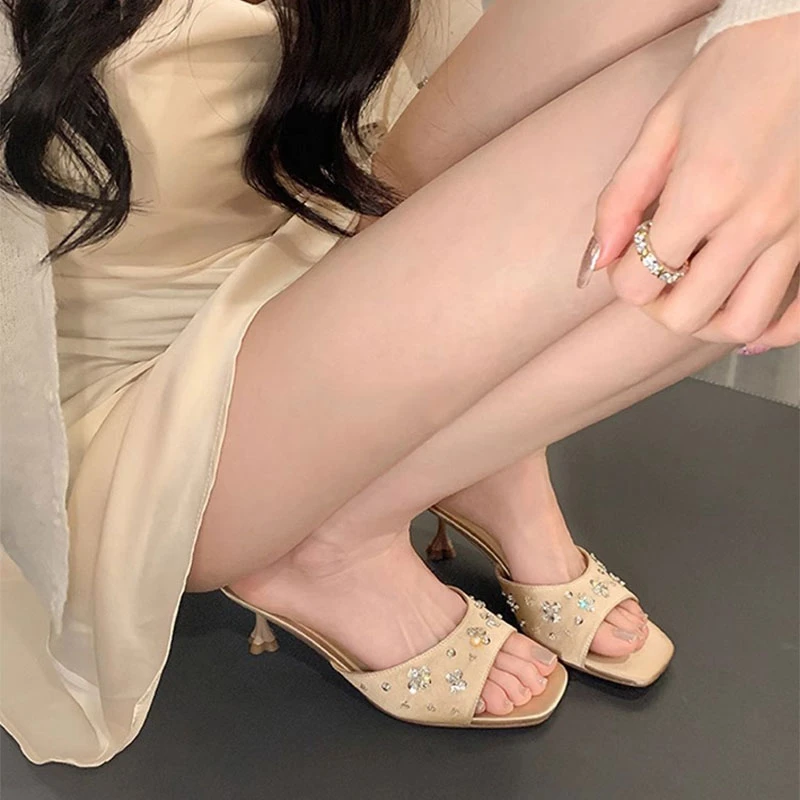 （品牌断码）小猫跟方头花瓣粗跟气质凉拖2025新款夏季蕾丝水钻绸缎