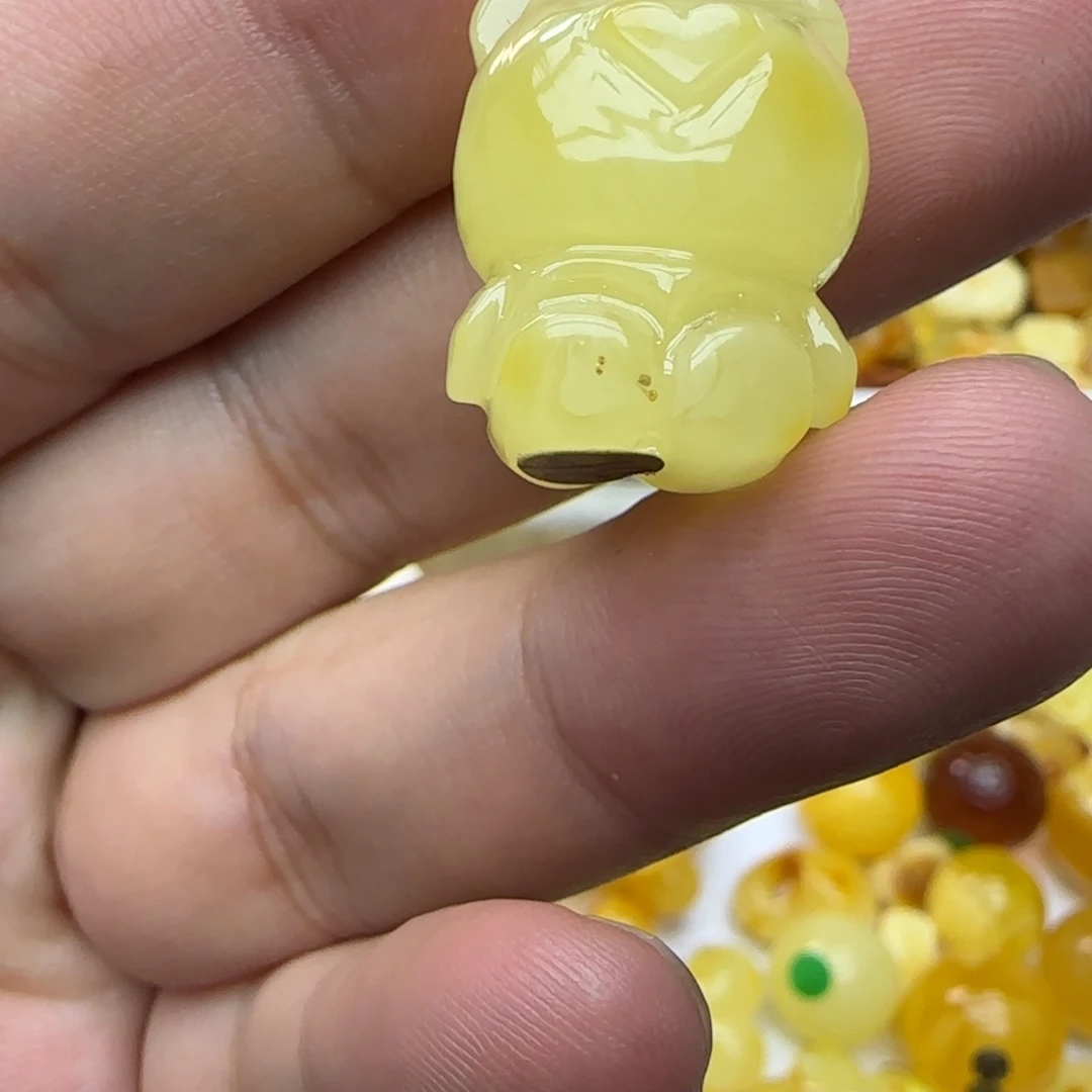 琥珀未镶嵌裸石3.73克有瑕